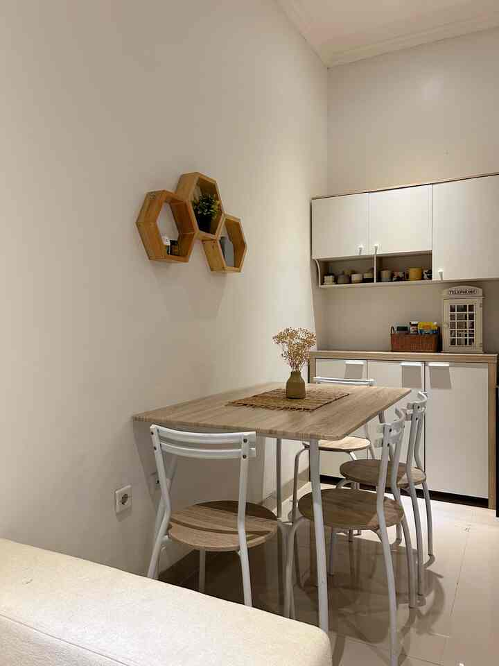 Banyak yang bertanya apakah lemari disebelah meja makan ini, dapur bersih kami?
Jawabannya bukan ya.. Kami hanya memaksimalkan space yg ada untuk menambah kabinet penyimpanan gelas-gelas, stok kebutuhan sehari-hari, dan juga obat-obatan. 

#nightvibe #diningarea #diningareainspiration #decorationdiningarea #diningareaminimalis #tinydiningarea #homedecor 