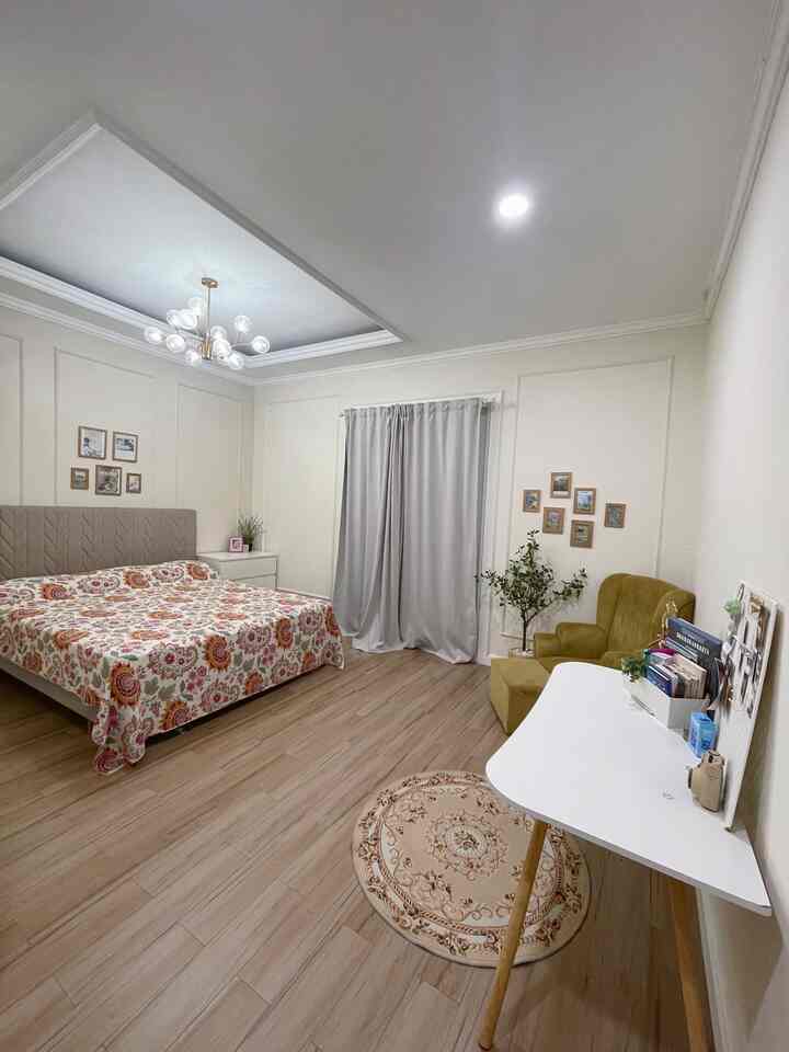 Creamy mood room begitu kami menyebut kamar putri sulung kami. Kamar yang jarang ditempati karena yang punya sedang  berkuliah Airlanga Surabaya. Meskioun kamar ini belum sepenuhnya memenuhi selera yang punya tapi kamar ini jadi favorite kami kalau sedang ingin ngumpul-ngumpul di kasur di lantai dua. Kalau tempat favorite classy neighbors ruangan apa? Spill dong….


#BendaFavorit
#RecommendedFurniture #RecommendedDecorItems
#bedroom
#girlbedroom
#classybedroom
