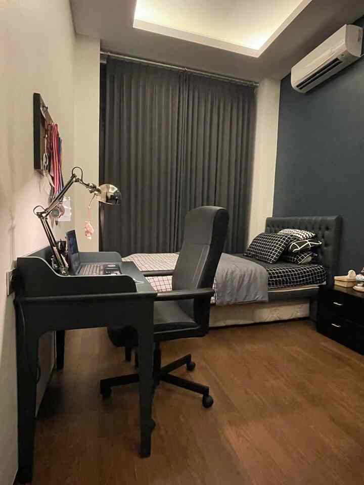 Meja Belajar dari IKEA ini memiliki panjang 120cm. Dengan design yang simple dan sederhana dengan warna hijau tua yang akhirnya dipilih sama anakku yang menjelang remaja. Dengan warna yanga sama dengan cat dinding kamar anakku, menjadikan meja belajar ini sangat cocok dikamar ini dan memberikan kesan yang hangat. Semoga dengan meja belajar dan suasana kamar pilihannya sendiri menjadikan anakku jadi semakin rajin belajar☺️
#designmejabelajar
#mejabelajar
#mejabelajarasthetic
#mejabelajarminimalis
#mejabelajarideaa
#mejabelajarkayu
#roomdecoridea
