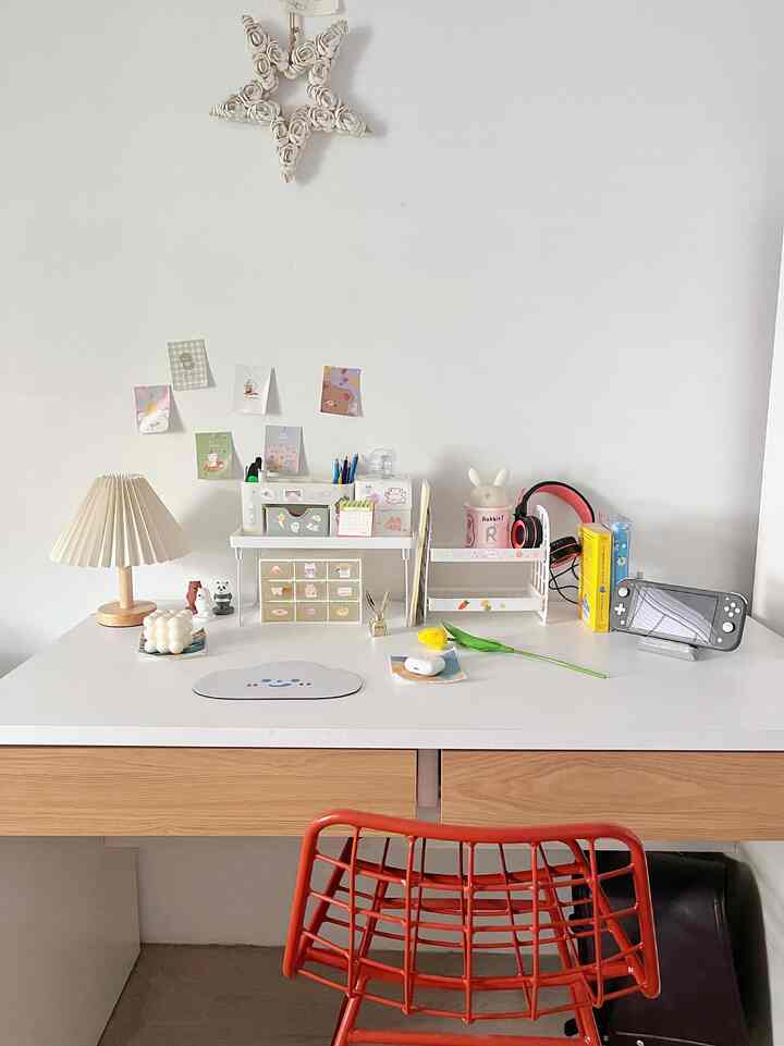 Mini bedroom.

Sebenernya ini tuh kamar anak, yang aku dekorasi senyaman mungkin dan ga pengen banyak barang. Jadi cukup pajang or tata sesuai kebutuhan aja. Biar ga banyak debu.
Yang paling penting adalah, suasana di meja belajar dan kasurnya. Harus dibuat senyaman mungkin. Agar bisa konsentrasi dan ga bosen kalo lagi belajar. Dan saat istirahat pun lebih maksimal. 

#bedroom  #dekorasikamar #bedroomdecoration #layoutbedroom #bedroomideas #bedroommini #kamarmungil