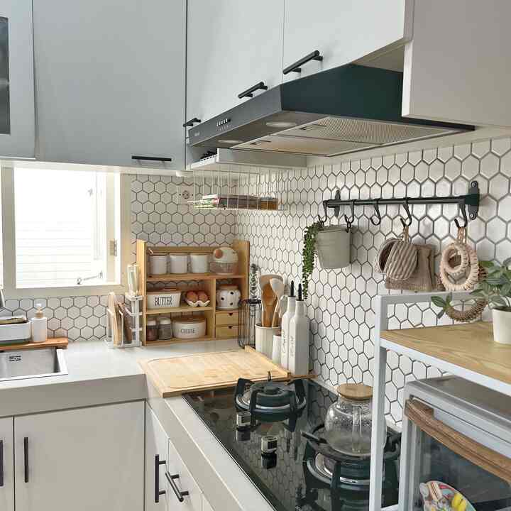 Sebenarnya banyak barang yang aku suka dirumah tapi kali ini aku akan bahas 3 benda dekoratif favorit yang bisa jadi rekomendasi

Pertama rak bumbu dapur. Rak ini aku beli di toko orens, dan ini tuh bukan rak khusus bumbu tapi rak buku. Aku suka desainnya yang cantik dengan aksen laci dan ambalan yang muat banyak 

Next ada sofa L yang nyaman dan aku pesan custom via offline store. Sofa L ini nyaman dan harganya cukup affordable. Aku pilih warna mocca agar tidak terlihat cepat kotor. 

Last but not least adalah round table kayu solid dengan desain kaki yang estetik. Meja ini harganya 500ribuan dan sudah dikirim dalam kondisi dirakit. Ini menurut aku best buy banget..



#bendafavorit
#decorativeitem

