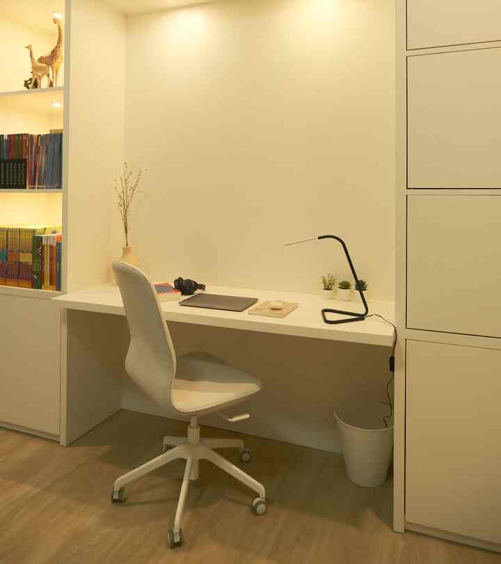 Suasana malam di ruang belajar, sengaja menggunakan nuansa hangat agar tetap hangat.

#ruangkerja #ruangbelajar #koreanaesthetic #homestyling #homesweethome #bandung