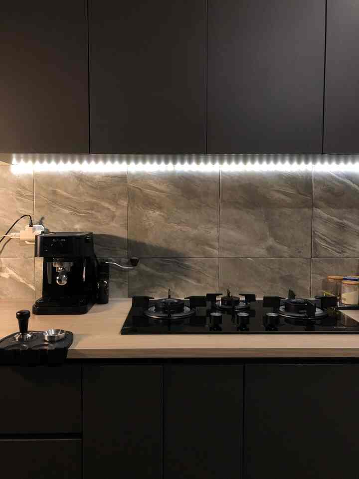 3 benda terfavorit versi khisaku

1. Coffee machine!! Sungguh ini membuat kita jadi jaraaaaang bgt jajan kopi, mau ke mall jg kita ttp bawa tumbler berisi kopi dari rumah, berhubung kita golongan darahnya K (alias kopi🤪) jadi ini terfavorit nomer 1! 

2. Bardi led strip, karena kita kurang “mengukur” si cabinet ini waktu dibuat, lebih ke belum ada ilmunya ya hahaha, jadi cahaya lampu plafon tuh ketutupan dan gak nyampe ke kompor, agak siwer kadang masak, pake lampu ini enak bgt lgsg terang, warna dan tingkat kecerahan bs diatur pake aplikasi, bisa terjadwal juga, best buy 2023! 

3. Top table! Ini versi on budget🤭
Berhubung waktu bikin kitchen set, budgetku dan paksu ga cukup buat pake top table yg real kaya solid surface dan yang lainnya, akhirnya kita pasrah pake hpl dan ikhlas dengan segala resikonya. Turns out, ini bener2 bikin dapur khisaku yang gelap jadi “pop”! Dan ini lumayan awettt sih menurutku asal pemakaiannya ngga ngawur.


Kalo tetangga khisaku, apa nih benda favoritnyaa? 

#BendaFavorit
#RecommendedFurniture
#RecommendedDecorItems
#rumahminimalis
#coffeecorner
#dapurminimalis
#dapursimple
#inspirasidapur