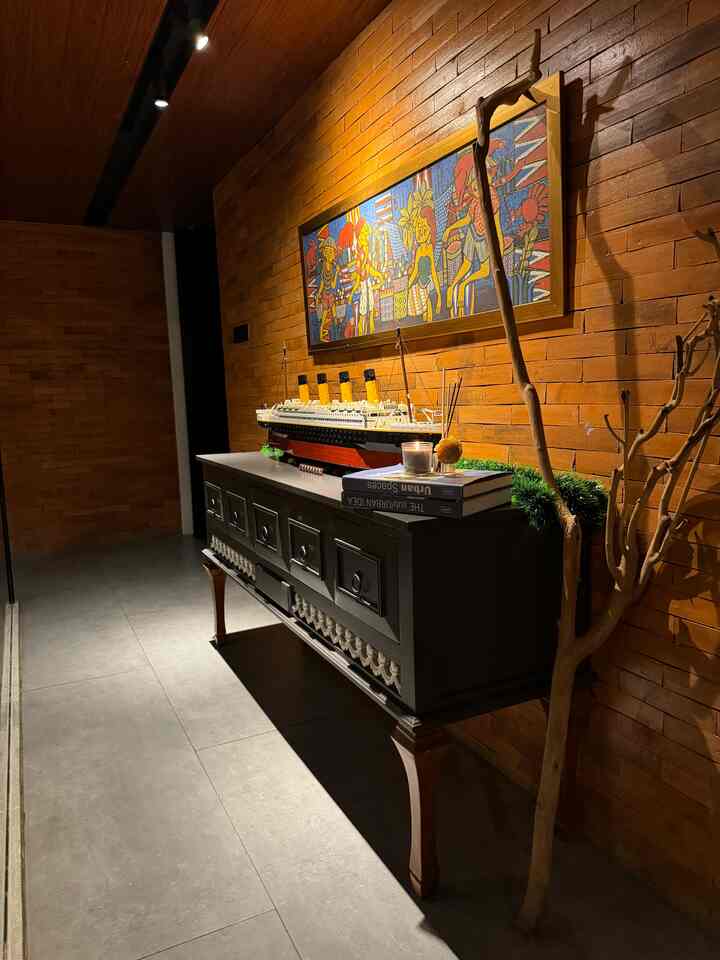 3 benda yg paling favorite di domu house
1. Titanic Lego
duh untuk dapetin ini kita harus jauh-jauh ke jepang lho… krn dulu blm ada di indonesia, tp skrg sdh ada di toko lego… krn size nya yg lumayan besar lego titanic ini beneran eye catching sekali di isle rumah kami.
2. tentu saja Toto kran bathub kami… semua kran dan shower yg ada di kamar mandi rumah kami menggunakan toto, selain memang old brand yg sudah terbukti awetnya, design nya juga chic
3. Dining Table yg ukurannya 4.7 meter ini kami pesan khusus dari selawe… pengrajin kayu yg sudah terbukti orderannya gak pernah sepi… btw untuk angkat dining table ini perlu 14 org lho saking beratnya… jd waktu meja ini sampe untung vendor kontraktor kami masih ada buat bantu angkar meja ini, gak kebayang kalau cuma ada kita sekeluarga aja😅

#bendafavorit
#recommendedfurniture
#recommendeddecoritems
#jaksel
#diningroom
#isle
#bathroom