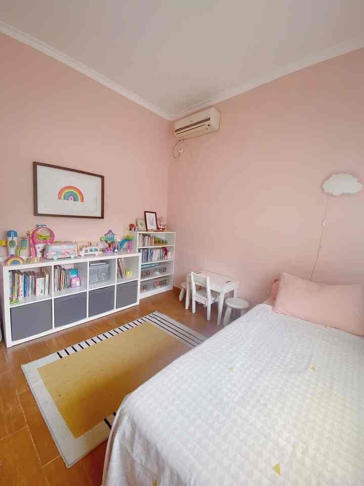 My sister's room is dominated by pink because it is her favorite color. So that it's not too 'crowded', I combined it with white and wooden furniture. Colorful colors are a characteristic of children's rooms only in decorations and toys so they become the accent of this room. #kamaranak #girlsroom #kidsbedroom #playroom #childrenroom #nursery #colorful