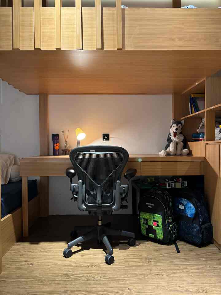 Ruang Belajar Kamar Anak
ruangan ini kami design tepat di bawah bunk bed…
dengan memaksimalkan space yg ada kita juga membuat lemari buku di sampingnya dan juga laci-laci tepat di bawah meja.
meja belajar mungil buat si kecil kami.
#mejabelajar
#kidsbedroom
#kamaranak
#jaksel
#moderncontemporer
#bedroom