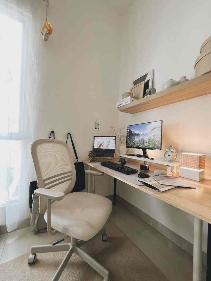 Selamat Malam Tetangga O House!

Udah lama nih gak ngepost dekorasi di ruang kerja aku-Buk Bojo- Masih inget kan ruang kerja ini sharing dengan Pak Bojo juga. Ini sisi ruang kerja ku, temanya Japandi Minimalis dengan tone colour cream, hitam, putih, dan abu-abu agar satu tone dengan tema rumah.

Semoga menginspirasi 🤍🤍🤍

#homeofficedecoration #dekorasiruangkerja #japandiworkoffice #japandi #rumahminimalis #minimalis #rumahtanpaarsitek 