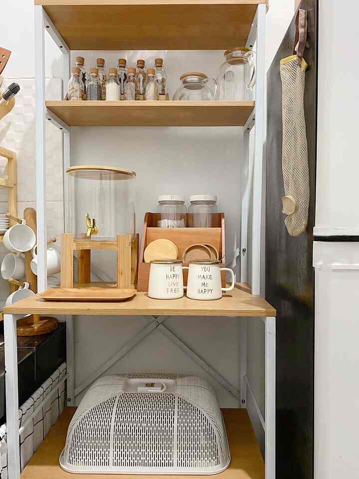 Perintilan dapur, Benda yg favorite dirumah : 

Rak dapur 5 susun, 
material besi dan papan dari kayu. Suka banget karna untuk mencari rak yg pas di dapur aku yg secimit ini sulit hehe 

Dispenser kayu dari informa, 
Uda lama cari dispenser kaca + elemen kayu utk kesan natural. Akhirnya ketemu, untuk ukurannya juga pas bgt di rak dapur ini

Botol rempah 100ml, 
Botol rempah ini juga wishlist yaa, harganya terjangkau tapi nilai estetiknya dapat. 
Nah yg masih mikir estetik itu mahal, engga ya.. karna botol ini harganya 3000/pc hihi

#bendafavorite #recomendedfurniture #recomendeddecoritems