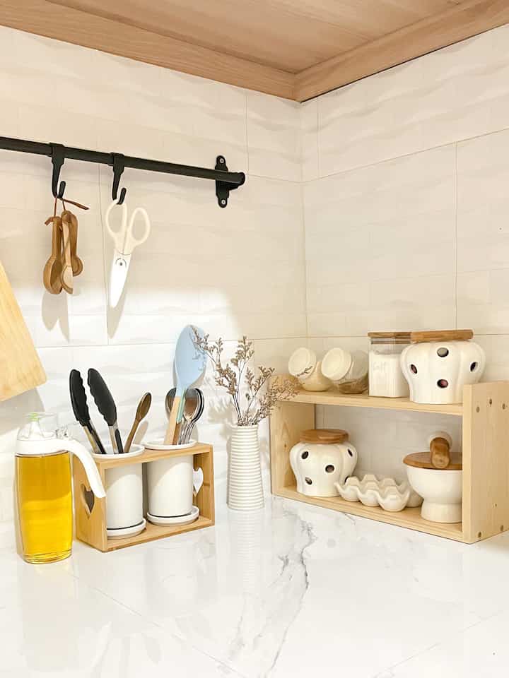 Sudut Dapur rumah.rimara 

Salah satu sudut di dapur rumah.rimara digunakan untuk menyimpan bumbu dan perlengkapan masak.

Menggunakan beberapa benda dengan nuansa putih & kayu untuk terlihat lebih clean dan aesthetic.

Semoga menginspirasi 💕

#InspirasiDapur #DapurAesthetic #AestheticThings #DekorasiDapur #DapurMinimalis #rumahdeveloper #Pontianak