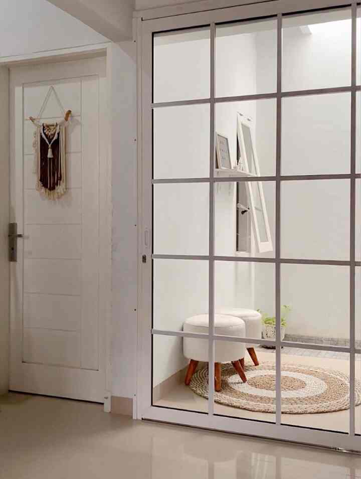 slide 1 : tanpa vitrase 
slide 2 : pakai vitrase 

Lebih cakep yang mana ya temen temen? Hehe 

#yositriaa #90m2 #rumahdeveloper #slidingdoor #scandinavian #tinyhouse #rumahminimalis