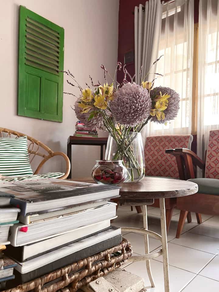 Ini menurutku ruangan paling estetik dirumahku.
Gimana menurut kalian ?

Basic ruangan ini sederhana ori dari awal menempati rumah ini. Disini biar mengeluarkan kesan cozy, warm, dan uniknya. Aq beri mix n match furniture dari berbagai material.

Jujur seru banget saat bisa memadupadankan beberapa unsur furniture juga aksesorisnya yang berbeda era, warna, juga material.

#bendafavorit #recommendedfurniture #recommendeddecoritems #rumahjakarta #cibubur #rumahsederhana #eclecticdecor #vintagedecor #vintagestyle #interiorrumah #rumahmungil #eclecticstyle #naturaldecor #naturalhome #mixnmatch