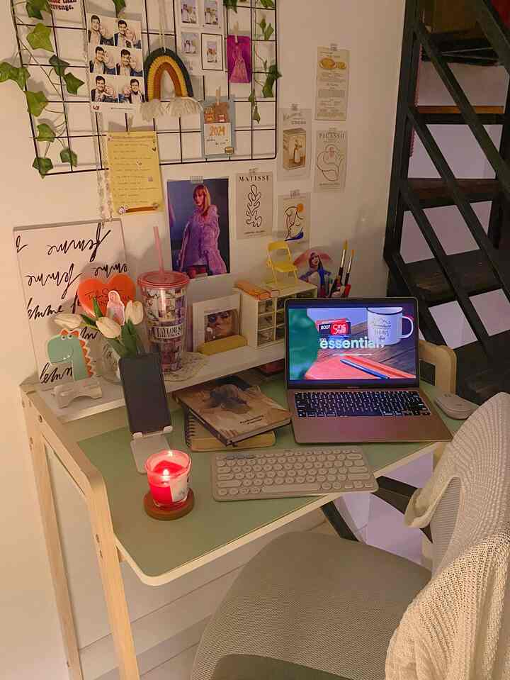 Suasana malam meja kerja dengan printilan merch Taylor Swift 💖

#decorlowbudget #homeoffice #dekorasimejakerja #koreanstyle #nightvibes #rumahcluster #rumahmungil #jakarta #28m2 