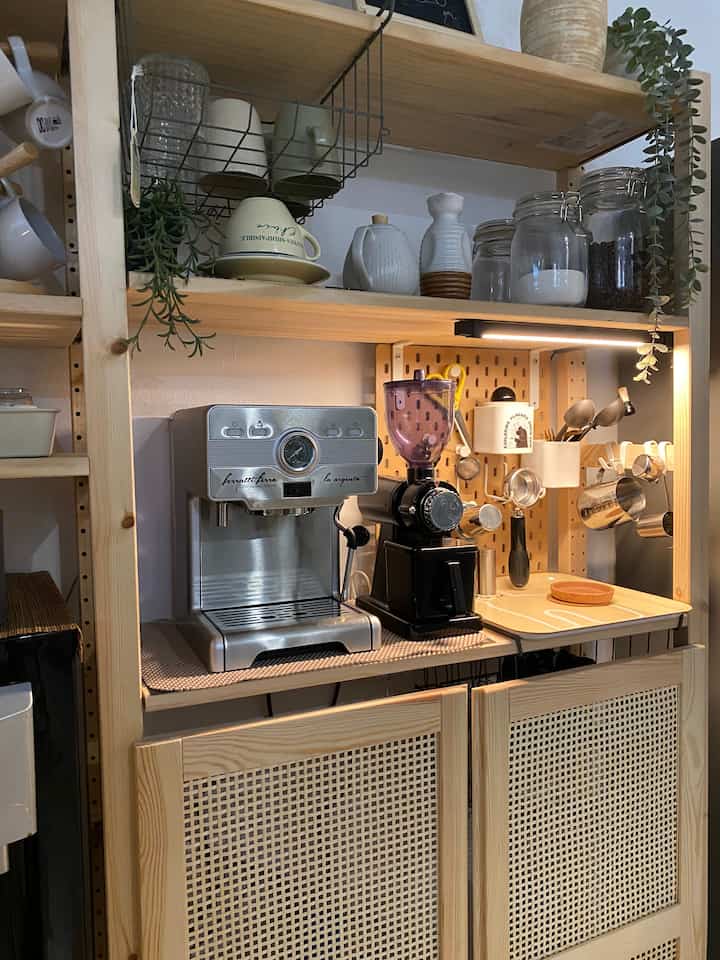 Detail coffee corner di rumah ☕️
.
.
.

#coffeecorner
#kopi rumahan
#rumahkopibar
#coffecornerorganizer
#coffeecornerideas