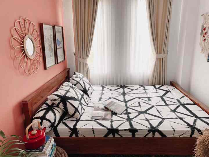 Kamar tidur 2,1m x 3,5m bisa banget jd gini ternyata. Ukuran kasurnya aq pilih di 160cm, cukup tricky utk bikin ruangan kecil jd bisa legaan.

Karna tema kamar ini ala2 vibes liburan banget jd aksesorisnya juga aq pilih dgn bahan natural, seperti cermin dari rotan, framenya pun ini custom dgn list kayu. Gak lupa biar makin cakep n berkarakter aq tambahkan teko bahan enamel yg bentuknya jadulll abis.

#kamartidur #bedroom #bedroomdecor #eclecticdecor #naturaldecor #kamarsederhana #interiorkamar #dekorasikamar #vintagedecor #cozyroom #inspirasikamar