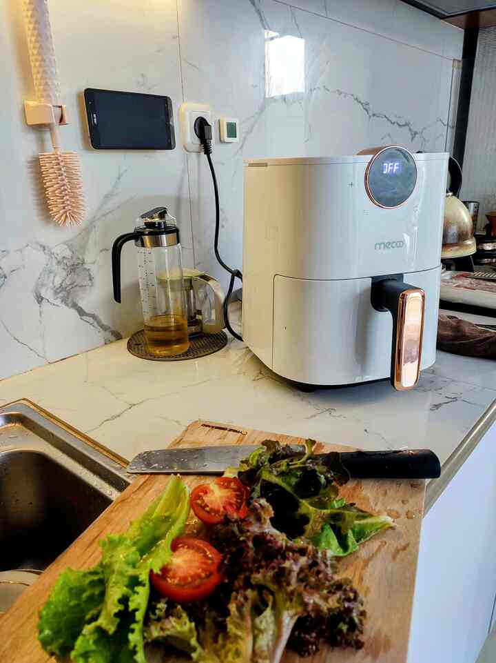 Lemonade haus adalah rumah yang selalu memperhatikan unsur kayu dan warna cerah seperti putih pada setiap interiornya. Baik itu di dapur maupun ruang makan. Menggunakan unsur kayu san putih yang netral akan memberikan suasana yang hangat dan bersih. Dengan begitu setiap ruang dapat dipadu padankan dengan jenis furniture maupun perabotan apapun misalnya kursi makan dengan warna biru navy yang bold, warna hijau pada pohon bonsai. 
#japandi
#tonerumah
#80m2
#idewarnarumah
#idestylingrumah
#tropical
