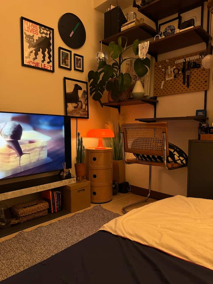 Barang terfavorite di Selasar Apt beberapa di antaranya adalah lampu ambience, sperti dikamar ini ada mushroom lamp, lampu gantung tanpa kabel yg sangat praktis untuk menciptakan mood, selain itu ada juga projector aurora dengan laser bintang-bintangnya, suasana langsung beda ✨

Selain lampu, ada juga rak untuk memajang item dekorasi di livingroom. Dan tetap ditambahkan lampu dengan cahaya warm yg lembut untuk menciptakan mood santai 


#BendaFavorit
#RecommendedFurniture #RecommendedDecorItems
#tinyapartment
#selasarapt
#nightvibes
#apartmenttherapy
#roomdecor
