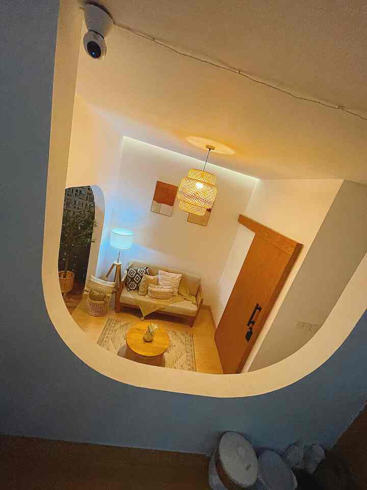 3 benda favorit yg ada diruang tamu ini adalah lampu bambu yg bikin vibes ruangan unik dan hangat krn memakai lampu berwena kuning. Cahayanya berpedar kalau malam.
Yg kedua adalah sofa jati 2 seats krn merupakan best buy, harga terjangkau dgn kualitas yg bagus. Perpaduan jati dan webbing rotan bikin makin cantik. Sedangkan yg ketiga tak lain dan tak bukan round table jati mix rotan juga. Ketiganya ini menjadi pilihan terbaikku dlm mengisi ruangan ini, tanpa menguras kantong yg berlebihan tapi vibes ruangan jd lebih menarik. Utk furniture meja dan sofa kita beli dipengrajin jati jepara sedangkan lampu dari jogja.

#BendaFavorit #RecommendedFurniture #RecommendedDecorItems #MinimalisLivingroom #ScandinavianHome #ScandiBoho #LivingRoomDecor