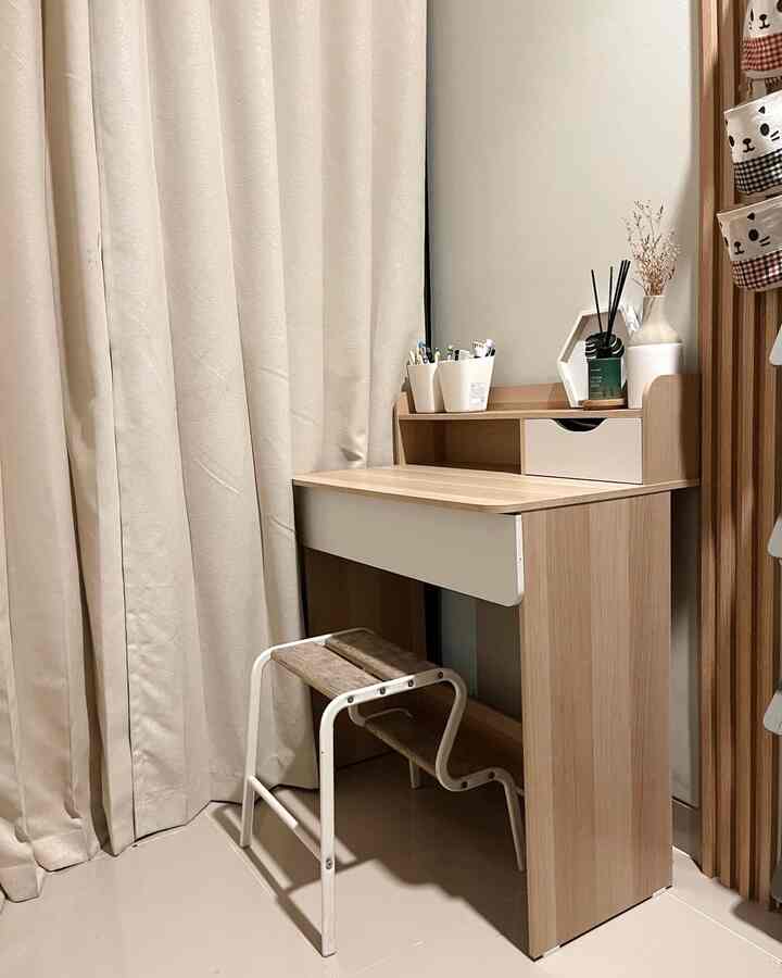 Yay, setelah 4 tahun aku pakai meja kerja Ikea 100cm yang aku ngerasa terlalu besar untuk ditaruh di rumah baruku ini, akhirnya aku ganti ke meja kerja baru yang panjangnya hanya 80cm!
Lebih space saving untuk ruangan di rumahku.
Ohya selain karena warna kayunya yang kusuka, meja ini dilengkapi dengan 2 laci dan juga desain rak tingkat yang bisa buat naro perintilan ini itu hehe. Jadi, working area bisa selalu terlihat rapih deh!
#BendaFavorit
#RecommendedFurniture
#RecommendedDecorltems #Japandi
#MiniWorkspace #Workspace #RuangKerja