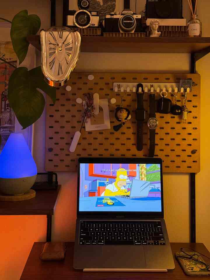 Mini desk menggunakan rak dengan tiang menempel didinding, sangat praktis untuk diruangan terbatas ✨

#desksetup
#minidesk
#rakdinding
#dekorasirak
#apartmentdecor
#selasarapt
#tinyapartment
#ruanganterbatas
