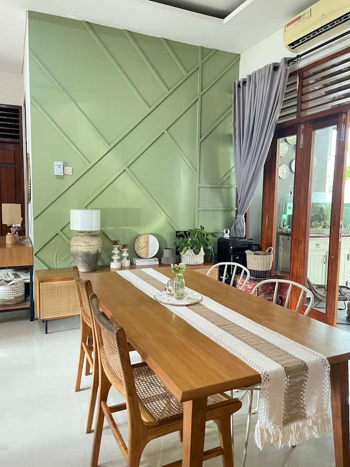 Benda favorite pilihan kami di @kns.living ✨
-
Dekorasi di ruang ini adalah kumpulan dari benda favorite kami karena perpaduan furniture dan dekorasi ruang yang menjadikan ruang ini simple namun aethetic.
Dari dining table yang sengaja kami custom dengan ukuran 2x1 m dan secara tidak sengaja kami mendapatkan kursi dengan warna yang senada dengan aksen rotan sebagai penamis meja. 
-
Dekorasi ruang ini yang tadinya terlihat biasa saja berubah menjadi lebih hidup dengan penempatan lampu besar cantik dengan warna earthy tone color contrast di sudut ruangan, membuat ruangan ini menjadi terasa lebih hidup, elegan dan artistic.
.
#KNSliving
#BendaFavorit
#RecommendedFurniture #RecommendedDecorItems
#LivingroomDecoration
#HomeDecoration
#InteriorDiningRoom
#InteriorStyle