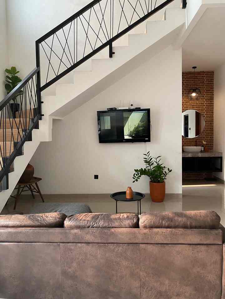 Sebagian besar barang di area ini adalah terfavorite. Seperti sofa ini adalah sofa pertama yang kami beli untuk mengisi rumah ini. Begitu juga dengan lampu lantai

#BendaFavorite #RecommendedFurniture #RecommendedDecorItem #ruangtamu #ruangtv #livingroom #homedecor 