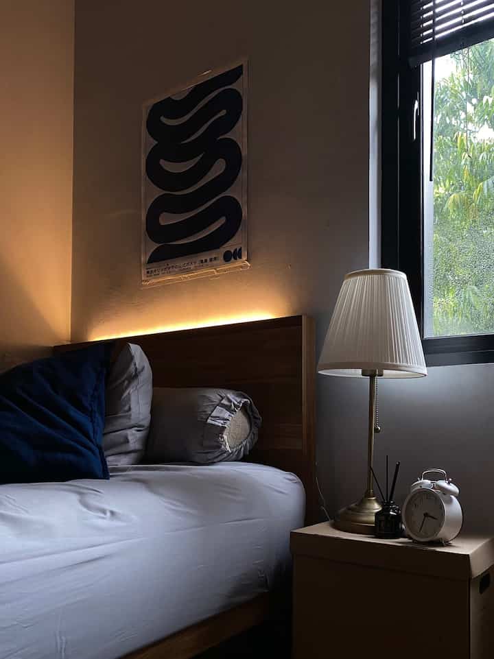 #labeloftones - my favorite things in my room

kecintaan terhadap lighting dengan ruang yang cukup compact tetap berusaha menghadirkan berbagai jenis lampu, mulai dari jenis lampu lantai, lampu meja, dan lampu indirect. untuk ruangan yang kurang dari 15m2 ini ada 5 buah lampu lohhh

#bendafavorit #recommededfurniture #recommendeddecoritems #lightingfurnitur #midcenturymodern