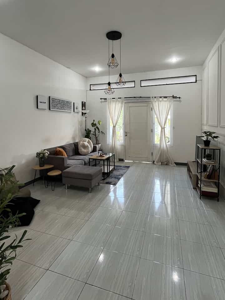 ✨Area Lesehan di Living Room? 

Karena area living room kami cukup luas, sehingga sisa space kami manfaatkan untuk area santai serbaguna. 

Memilih tema lesehan agar lebih santai & multifungsi. Biasanya kami tambahkan karpet jika ingin bersantai dalam waktu lama. Jika tidak terlalu lama, menggunakan bantal besar dan bean bag sudah cukup nyaman. 

Kadang juga kami jadikan area belajar untuk anak kami. Cukup tambahkan meja lipat serbaguna, area lesehan bisa berubah menjadi area belajar. 

#livingroom #ruangkeluarga #japandilivingroom #scandinavianlivingroom #ruangtamu #ruangserbaguna #lesehan #ruangkeluargamungil 