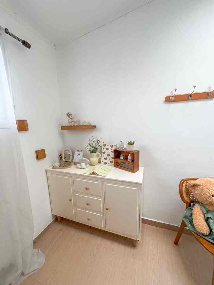 Spot untuk berdandan saat mau pergi. Aku suka pake parfum dan pewangi ruangan jadi pssti diatas mejaku ada itu semua. Dan yang ku suka juga menaruh hijau hijau biar fresh🫶🏻

#studio #koreanstudio #miniroom #room #koreanroom #roomdecor #roomdecoration #roominspo #roominspiration 