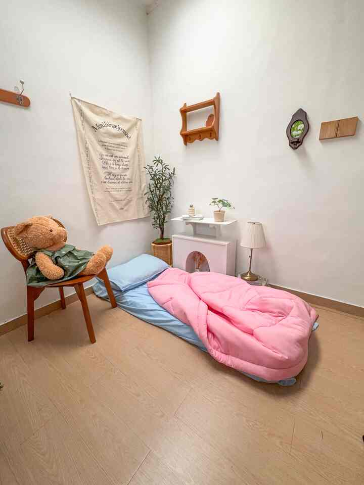3 benda favorit dari kamar tidur ku ini yah olive tree, meja tidur, fabric poster, dan rak perapian. Dan semua benda benda yg ku sukai ku belanja di online store semua 🧺

#bendafavorit #recommendedfurniture #recommendeddecoritems #bedroom #bedroomdecorations #bedroominspo #roomdecor #decorroom #kamartidur #dekorkamartidur 