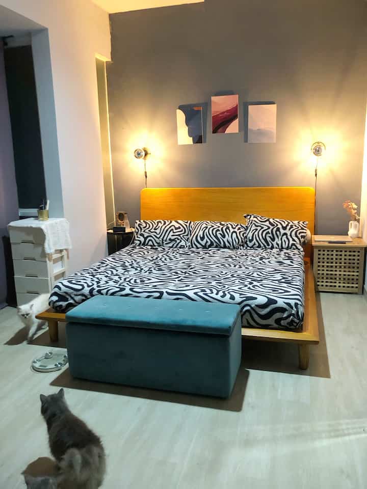Warm mood bedroom.. kamar simple tanpa banyak pernak pernik. Untuk kamar ini kami pakai 2 warna cat tembok. Warna biru tua di mix abu untuk center dan dikelilingi cat biru muda #bedroom #bedroomdecor #warmmood #cats #lantaiparket #informa #kamarnyaman