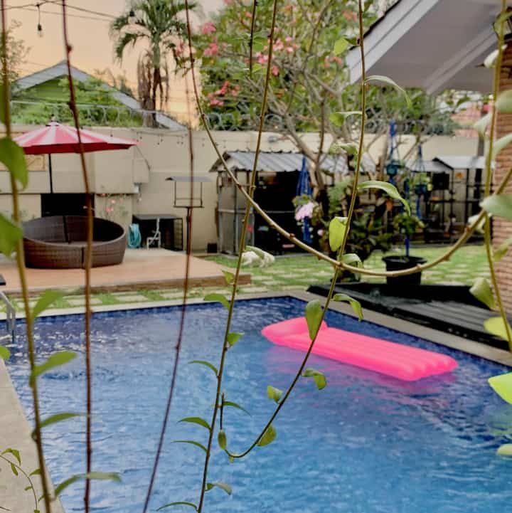 halaman belakang rumah kami , tempat bersantai bersama anggota keluarga . 

terdapat kolam renang dan area patio.
pada area patio kaki menempatkan daybed rotan dan payung besar .

#halamanbelakang #pool #kolamrenang #backyard #swimmingpool #terasbelakang #backyardideas