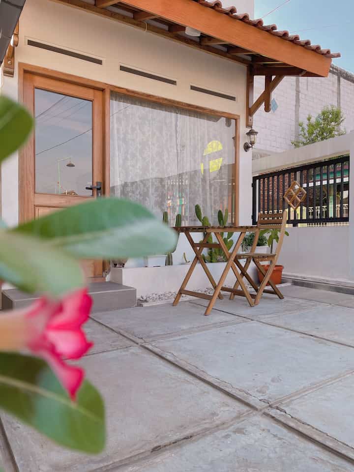 Fasad rasa cafe korea 

Aku bikin fasad ini dengan tema korean house hampir menyerupai ala cafe yg ada di korea 
Cafe korea itu identik bgt dengan jendela besar kaca bening model pintu setengah kaca terkesan minimalis tapi manis 
Aku juga menempatkan meja kursi teras di depan fasad biar kalau mau ngafe tidak perlu jauh2 datang ke cafe tinggal bikin segelas kopi & cemilan duduk di teras  sambil menikmati suasana sore hari  vibes nya langit yang masih membiru. 

#facadestyle
#facadeideas
#facadeinspirations 
#cafekorea
#fasadrasacafe
#koreanhouse
#minimalis