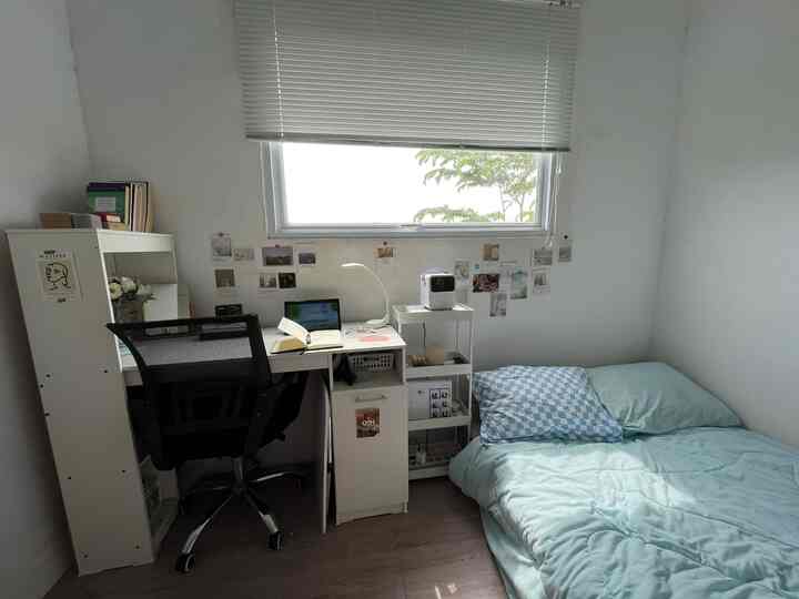 Small & Cozy Room 🤍

Kamar kecil ini awalnya hanya bernuansa earth tone, namun agar tidak bosan, aku mengubah dekorasinya menjadi warna biru.

Selain itu agar tetap warm, aku memakai karpet vinyl bermotif kayu dengan pemilihan furnitur dominan putih.

#MyDreamRoom #BedroomStyle #BedroomIdeas #BedroomInspirations #BedroomStyling #DecorLowBudget

