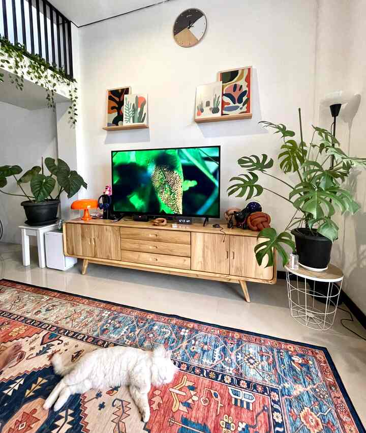 Proses design living room di @diemdibumi, menggunakan beberapa color palette yaitu warna kayu, orange, hijau emerald, dan juga hitam dengan tema bohemian. Perpaduan warna dan juga tanaman asli, membuat ruangan ini terkesan “hidup” dan juga nyaman. Keberanianku untuk menggunakan warna-warna bold di living room membuat aku merasa happy. Buat tetangga online, yuk jangan takut untuk mengekspresikan kebahagiaan di rumah melalui pemilihan warna, furniture dan juga dekorasi.🫶🏻  #HomeDecor #BohemianLivingRoom #IndoorPlants #BringColors #InspirasiRumah #BohoStyle #BohemianStyle #BohemianHome