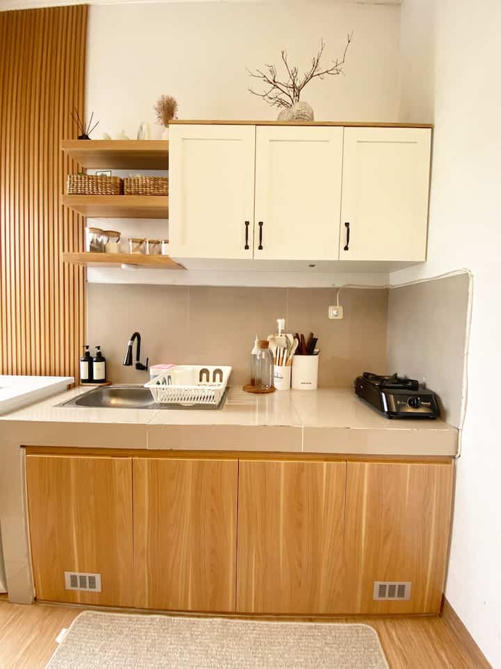 Halo mau cerita kalau di houze.of.fr ini awal memulai dekorasi aesthetic dari dapur kecil ini. Dari mulai kabinet atas dan bawah semua fungsional untuk memasukkan barang2 keperluan yg ada di dapur. Sebetulnya ini bukan kitchen set ya, untuk kabinet bawha hanya daun pintu untuk tutup bawah agar rapih dan aesthetic, dan untuk kabinet atas jg kami beli terpisah. Untuk tema yg kami pilih dr awal yaitu memang japandi menggunakan aksen dan warna2 kayu agar telihat hangat.

Untuk barang2 dan dekorasi juga kami pilih yg sesuai dengan tema dapur dan rumah ini agar telihat semakin cantik.
#MyDreamKitchen
#KitchenIdeas
#KitchenInspiration
#JapandiStyle
#JapandiHouse