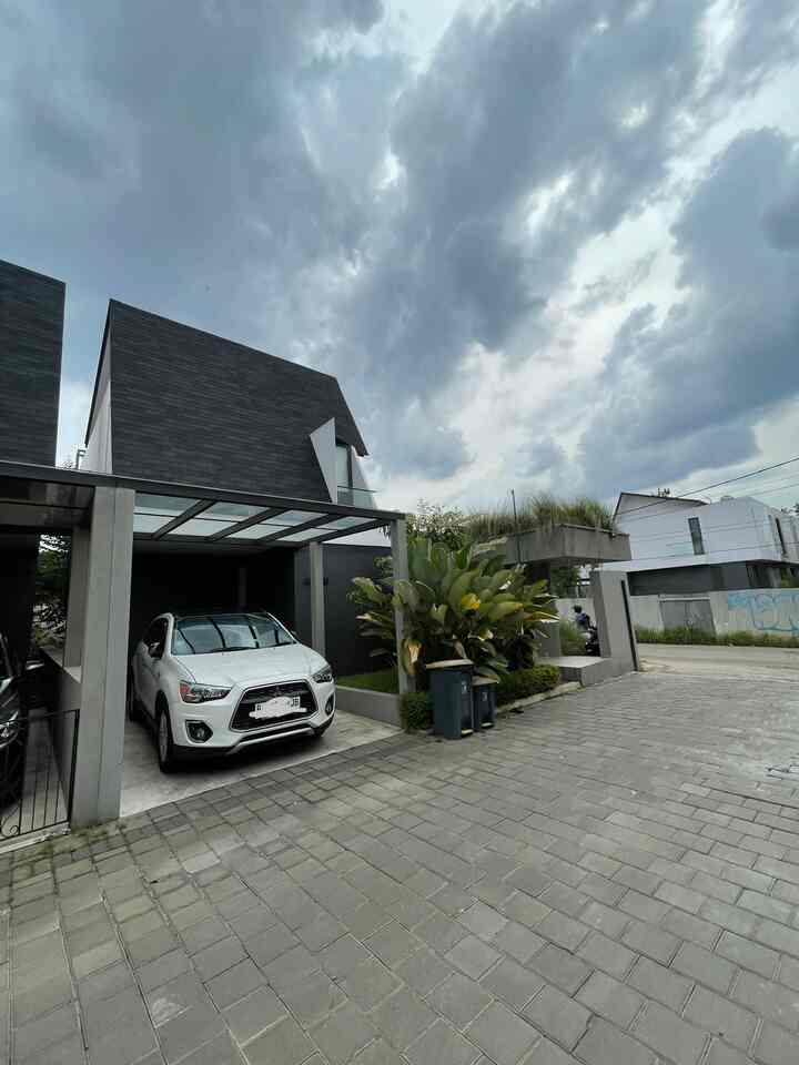 Tema style fasad rumahku monokrom minimalis. Atapnya menggunakan bitumen warna dual black dan temboknya menggunakan mowilex exterior grey, itu yang membuat style monokrom semakin kuat. Tanaman yang digunakan adalah calathea dan ada kencana farigata. Oiya, dibelakang nya lagi ada pohon mangga, semoga bisa berbuah cepat yaa, kalau sudah berbuah, monggo mampir kerumah kita makan mangga bareng 😁 #FacadeStyle #FacadeIdeas #FacadeInspiration