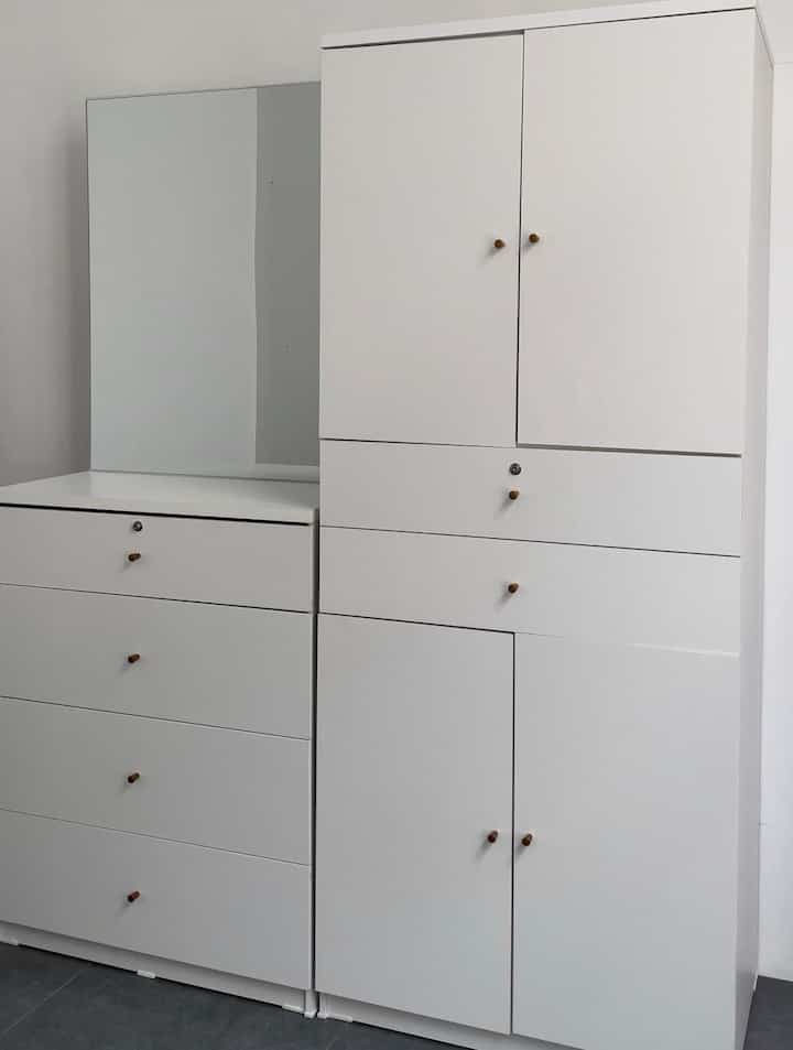 Memilih furniture yang tidak terlalu besar tapi banyak space untuk menyimpan barang adalah salah satu hal yang penting untuk rumah dengan space minim✨


#WalkInCloset #StorageTips #DesignWalkInCloset #LooseFurniture #ProDesign #MiniWalkInCloset