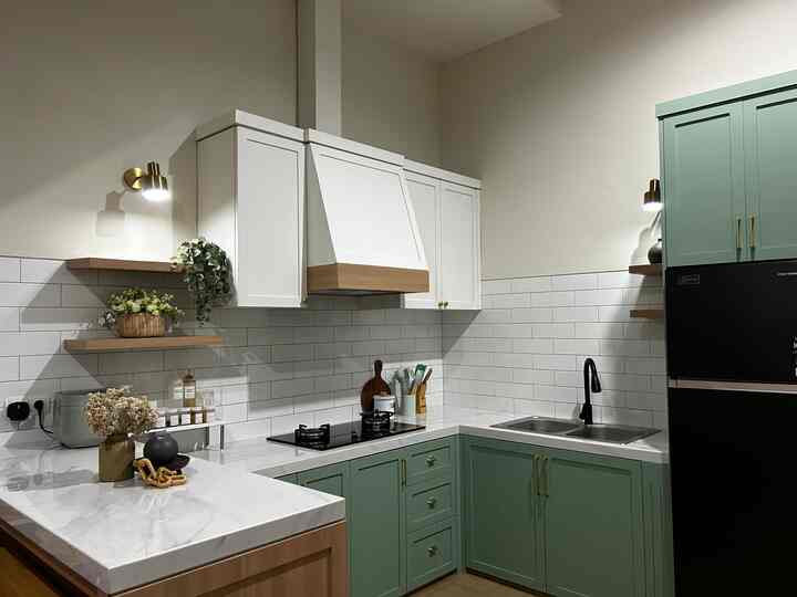 Hi Hi tetangga onlineku 👋🏻

Perkenalkan.. ini adalah dapur basah di rumahku.. sama2 menggunakan tema klasik tapi dengan warna yg berbeda.. tadinya gak kepikiran sih dapur basah mau dibikin kaya gini, cuma gara2 melihat salah satu akun home decor yg punya dapur warna sage green bikin jiwa mamak2 yg banyak mau ini meronta2.. jatuh cinta pada pandangan pertama 🩷.. akhirnya memutuskan dapur basah dibuat seperti ini .. Alhamdulillah

#mydreamkitchen
#kitchenideas
#kitcheninspiration
#dapur
#desaindapur