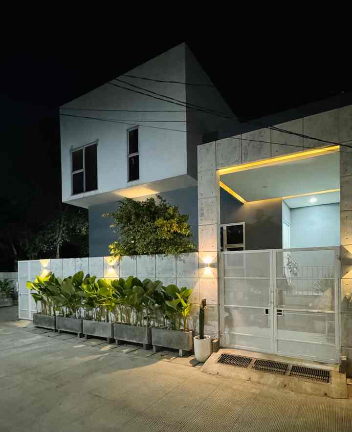 Facade at Night 🥹🌙

Beginilah penampakan fasad Rumah Semak ketika malam hari. Kami membuatnya dramatis dengan lampu downlight dan ceiling warna warm white sehingga terlihat lebih syahdu. 

Untuk lampu terang di teras kami jarang sekali menyalakannya, kecuali ada tamu. Jika tidak dinyalakan maka teras tidak akan jelas terlihat karena lampu jalanan lebih terang daripada teras.

Oh iya, apa kamu tahu kalau Semak adalah singkatan dari SEbelah MAkam? Iya pepohonan di sebelah kiri yang kamu lihat adalah area pemakaman umum. Setelah tahu faktanya menurut kamu tetap syahdu atau gimana? Hehe. 

#FacadeStyle #FacadeIdeas  #FacadeInspirations #rumahsemak #modern #industrial #tropical #bintaro #tangerangselatan