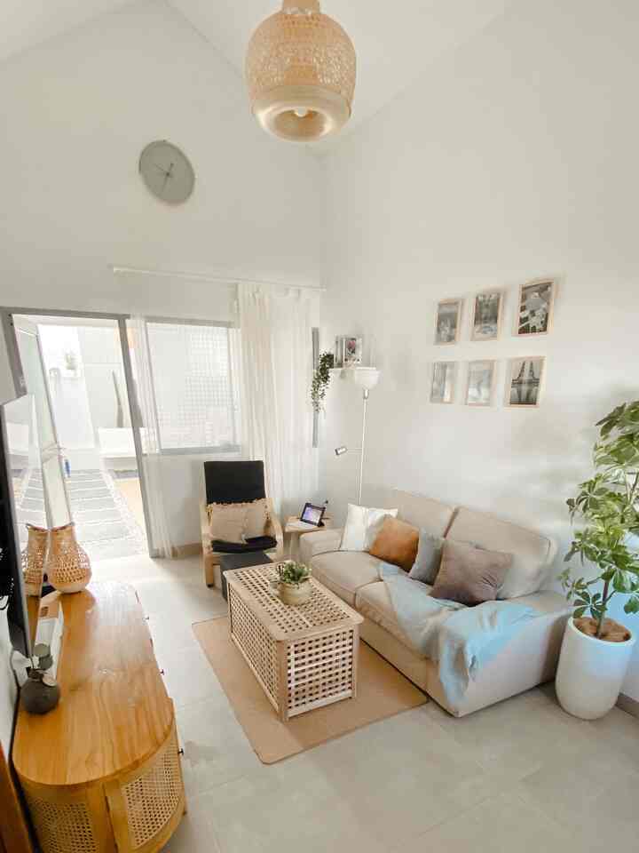 Livingroom #awhouse livingroom ini berukuran 3x5meter. tips dari kita untuk memaximalkan ruang yaitu pemilihan furniture dan dekorasi diruangan tersebut. untuk ruangan livingroom ini sebelum kita isi furniture kita selalu pastiin dulu sebelum membeli dengan mengukur setiap barang dengan ruangan. jadi fungsiny agar tidak ada kurang dan lebih dari ruangan.
dan untuk pemilihan warna kita lebih memilih warna netral dirumah ini, karna akan menghasilkan kesan lebih warm dan homey.
yukkk mari mulai coba dekorasi ruangan yang ada dirumah kalian, dan jangan lupa pastikan ukuran furniture cocok dengan ruangan ya.🤍🤎

#LiveSlowlyGoesToBandung #livingroom #livingroomtips #livingroomideas #livingroominspiration #livingroomminimalist