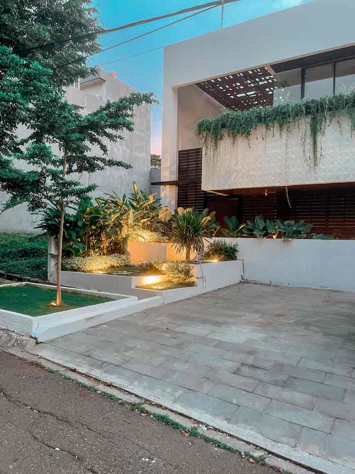 ✨Facade ketika Senja✨

Suka banget pas suasana senja seperti ini.  Kita pakai saklar otomatis yang di atur setiap jam 6 akan menyala. 

Yang aku paling suka sebenernya adalah alur masuk ke rumah ini, dimana ga langsung pintu, tapi ada ramp (slide ke-3) . Jadi membuat setiap orang yang masuk ke rumah ini untuk menikmati indahnya tumbuhan . 

#facadestyle 
#facadeideas
#facadeinspirations
#moderntropical
#rumahkonsepvilla
#gardenstyling