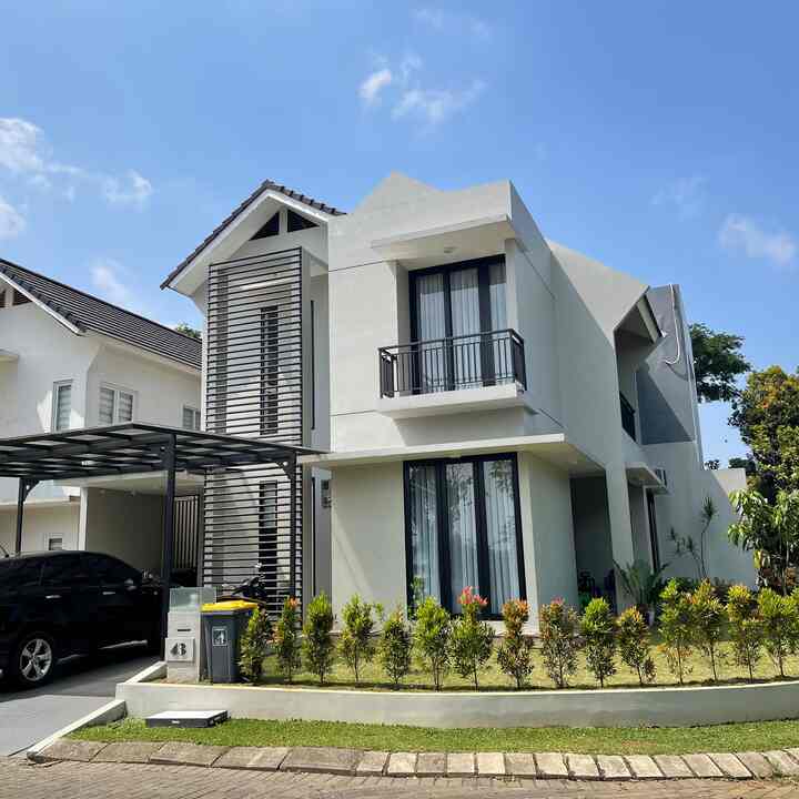 Hellooo!! 💗💗💗
Ini dia fasad di rumah 43.. Yap tema fasad di rumahku ini adalah modern minimalist hihi.. Oiya, kebetulan juga kami tinggal di komplek yang ngga terlalu byk unit (ya mirip2 lah seperti cluster gtu) sehingga tidak boleh merubah tampak depan. Kayanya ke depannya kalau aku sedikit tambakan beberapa tanaman rambat di di lantai atas kira2 bakal semakin mempercantik fasad rumahku ngga yah? 🥰❤️ 

#FacadeStyle 
#FacadeIdeas 
#FacadeInspirations 

#RumahCluster #RumahMinimalis #Bandung #Cimahi #RumahDeveloper #FasadRumah 
