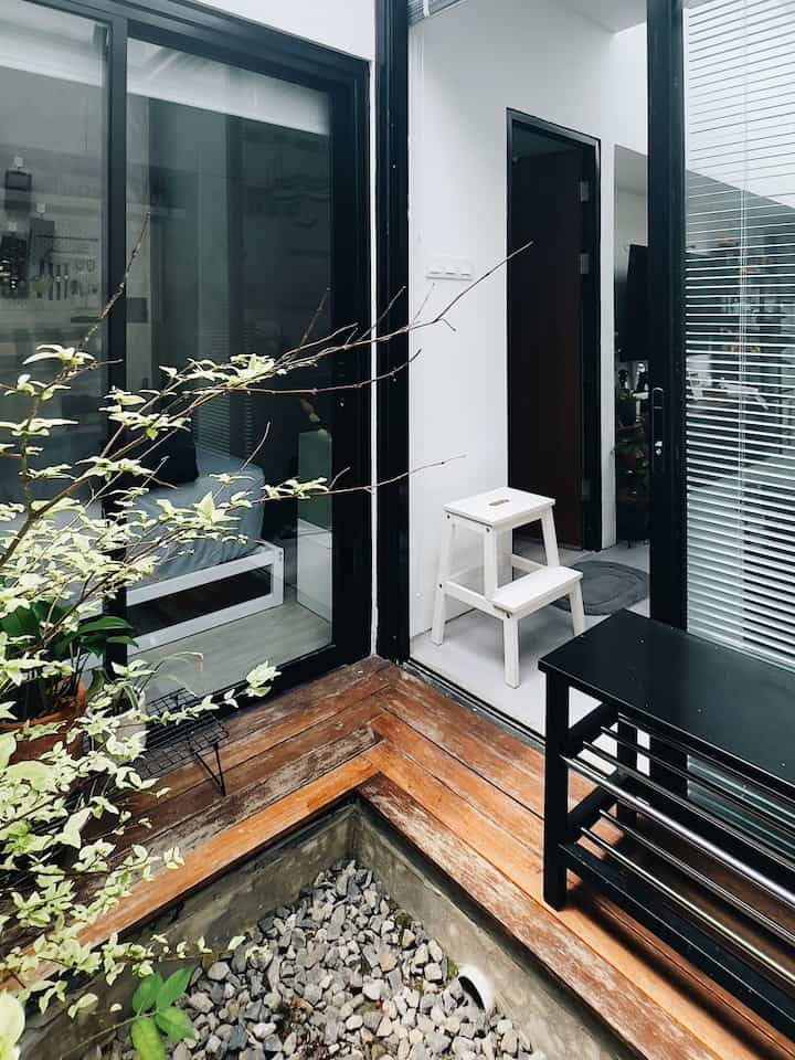 Pemanfaatan lahan untuk sirkulasi udara di dalam rumah. #innercourtstyle #innercourtideas #innercourtinspirations #innercourt #taman #home #livealone #industrial #rumahcluster