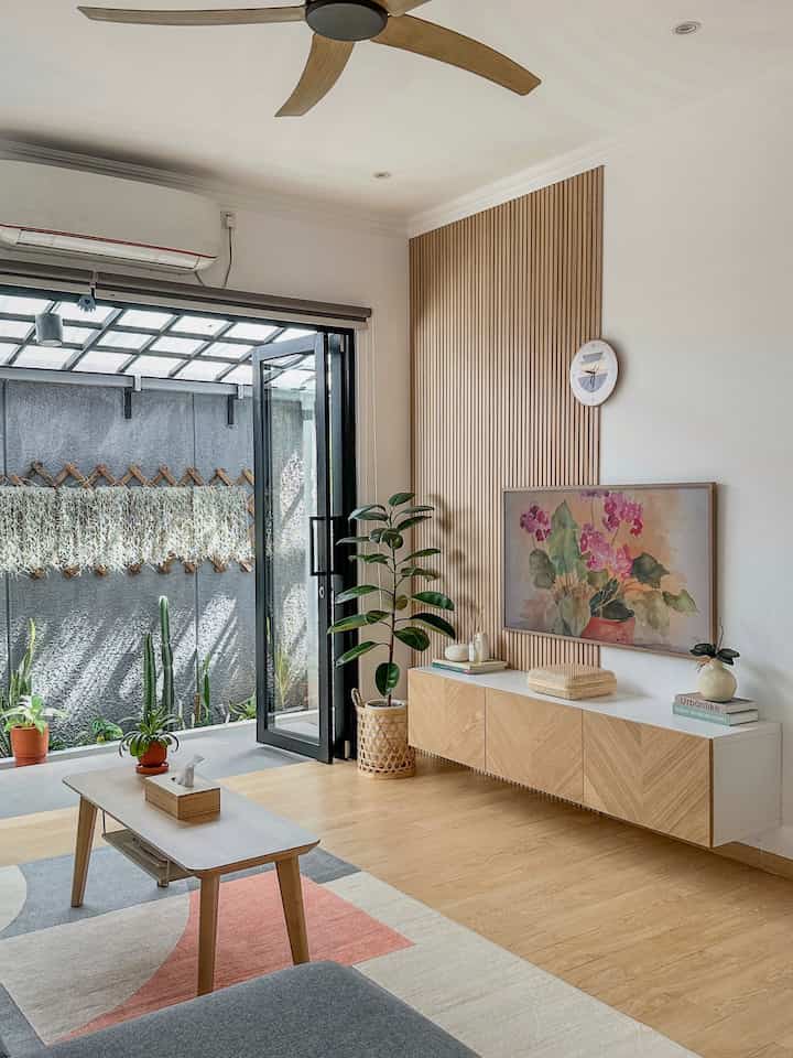 Mari kita coba menerapkan ilmu kak Dani Effendi menggunakan grid dan thirds of rule. 

Slide 1  Living Room
Dengan hadirnya mini dry garden diteras belakang, benar-benar merubah vibe ruangan ini. Setiap pagi hingga siang, sinar matahari yang masuk menerpa tembok kamprot taman menghidupkan suasana hangat dan cantik di living room ini. 


Slide 2 & 3 Kitchen
💡Tips penting untuk kamu yang baru mau membuat skylight di dapur. 
Sebisa mungkin jangan sejajar dengan area kerja/meja dapur di dapur sehingga jatuhnya sinar matahari tidak disepanjang area kerja kita di dapur. Kalau sedang kemarau, itu menyiksa panasnya dikulit. Sebaiknya dibuat melintang seperti dapurku karena jatuhnya sinar matahari akan berjalan dan masih ada space adem yang bisa dengan leluasa kita gunakan untuk prepping food. 

Slide 4 Laundry room
Area laundry room dengan luasan 2,8mx1,92m menggunakan atap solartuff. Di area servis ini juga diperuntukkan sebagai tempat menyetrika. Salah satu cara untuk menjaga ruang ini tetap clean dan aesthetic adalah tidak terlalu banyak memajang benda-benda yang tidak berhubungan dengan fungsi ruangan ini. 

Slide 5 Guest room
Salah satu ruang iconic dirumahku. Ya g paling sering ditanyakan adalah karpet kayu solid dan lampu lengkung IKEA nya

Slide 6 Bordes
Bordes ini sengaja didekor agar tidak terlalu hampa. Dekor secukupnya saja karena bila berlebihan akan menjadi sempit dan mengganggu arus naik turun tangga. Sengaja ada cermin supaya anak-anak ketika turun dari kamarnya dan bersiap ke sekolah bisa menyempatkan diri melihat apakah penampilan/pakaiannya sudah rapih.


#oclassphotography
#aestheticroom
#livingroom
#kitchen
#diningroom
#bordes
#laundryroom
#guestroom
#arieskamarina
#ikea
