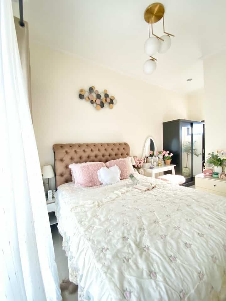 Menurutku ruangan terestetik di rumahku ada lah master bedroom ini karena tempat beristiraht jadi harus diciptkana senyaman mungkin. Nyaman disini nyaman versi aku sesuai keinginan aku dan suami mengiyakan saja walaupun aku paham ini girly banget hehehe Tapi aku bertahan dengan style seperti ini semenjak pertama kali menempati rumah ini sekitar tahun 2020 


#LiveSlowlyGoesToBandung #Bedroomstyle #bedroomInspiration #bedroomidea #homedecor 