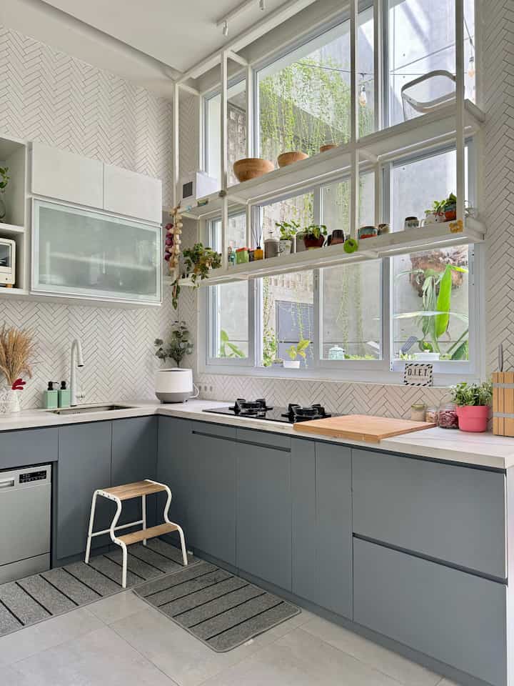 My Dream Kitchen: Before • After

Dari awal renovasi rumah, kami menginginkan dapur yang terbuka, tanpa sekat, minimalis dan penuh cahaya. Tantangannya adalah dapur terbuka maka harus rajin dibersihkan, juga harus enak dipandang.

Kami sengaja tidak menggunakan cooker hood karena ventilasi di dapur ini sudah sangat baik dengan adanya jendela di atas kompor. Jendela besar juga memungkinkan masuknya banyak cahaya sehingga membuat dapur dan ruangan lain terang dan tak perlu menyalakan dapur saat siang hari. 

Kami memilih kitchen set custom dari bahan multiplek lapis hpl dengan warna abu mate yang mudah dibersihkan dan tidak terlihat mengkilap berminyak, untuk top table kami menggunakan quadra warna putih matte yang diklaim low maintenance dan tahan banting. 

Dan inilah dapur impianku yang jadi nyata, yang tidak hanya jadi tempat untuk memasak, namun jug untuk sekaligus berkomunikasi dengan keluarga, menemani dan melihat anak-anak main dan berkegiatan lainnya. 

#MyDreamKitchen #KitchenIdeas #KitchenInspiration #RumahSemak #ModernKitchen 