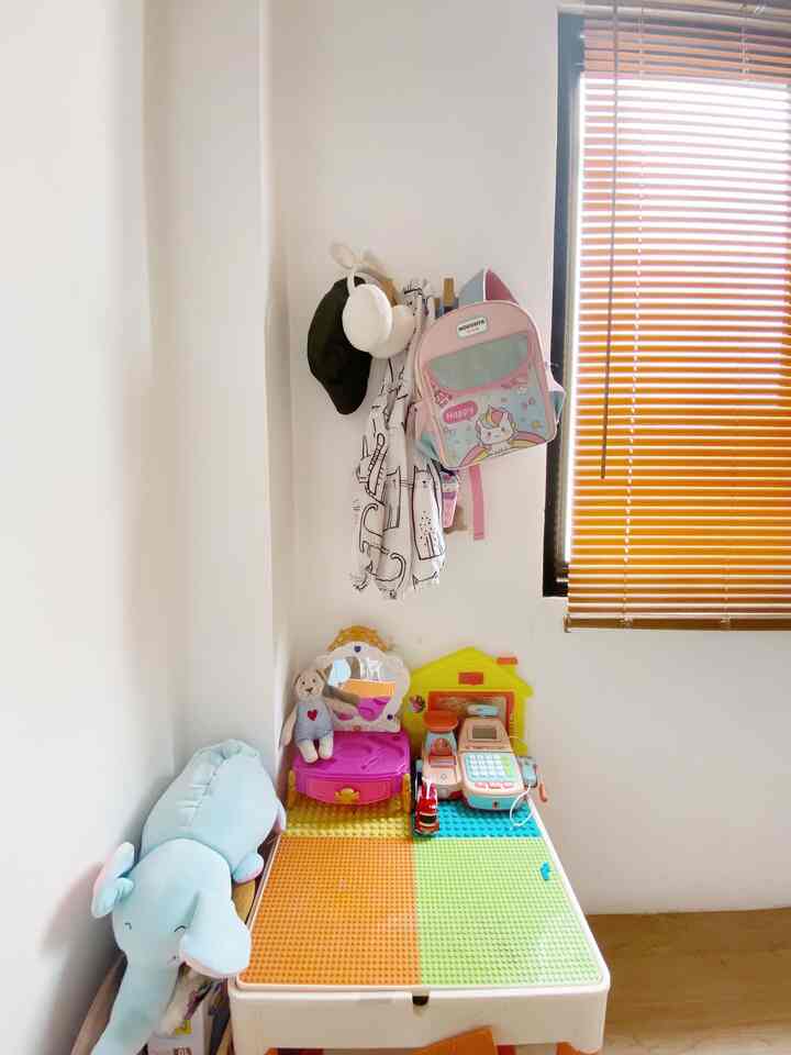 Dari awal proses isi rumah kami selalu mempertimbangkan jenis brang apa saja yang sangat fungsional dan juga benar2 penting. 
Untuk kali ini beberapa barang bestbuy dibawah harga 100k kami share ya 😆
1. Gantungan baju/barang IKEA dikamar anak
2. Pajangan dinding tekstur di ruang tv
3. Rak buku Anak dikamar anak 🫶

#BendaFavorit #RecomendedFurniture #RecomendedDecoritems #Industrial