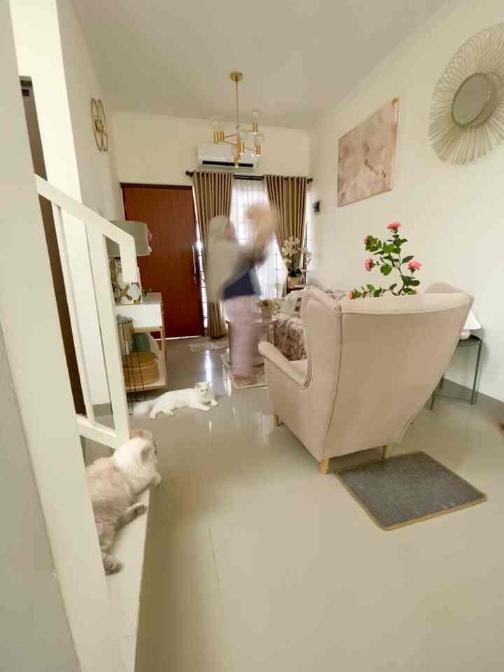 Ini adalah penampakan ruang tamuku yang bergaya shabby chic dan classic vintage. aku mencoba mengimplementasikan ilmu yg aku dapat dari O!Class kemarin dengan kak Dani effendi. Aku baru tahu kalau membuat foto dengan hasil bayangan orang adalah dengan cara menggunakan kamera dengan mode Live lalu hasil dari foto tersebut diubah ke Long Exposure sangat membantu sekali karena sebelumnya penasaran gimana sih caranya hehe dan 1 lagi jika ingin menghasilkan foto yang simetris adalah dengan menggunakan grid pada pengaturan cameranya. Komposisi penggunaan warna juga ternyata mempengaruhi hasil foto aku lebih memilib warna warna yg cenderung ke pastel karena aku sangat menyukai warna-warna tersebut. 



#OClassPhotography #AestheticRoom
