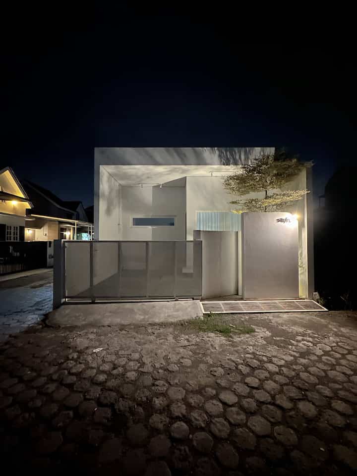 Facade AK House 
-
Fasad kita ini berbentuk kotak” bisa disebut rumah kotak diantara tetangga lainnya , karena hanya kita yang mempunyai facade bentuk kotak. Kita terinspirasi dari facade coffeeshop yang simple dengan tema Minimalism , untuk dekorasi yang ada di facade ada Pagar perforated yang semi transparan, pagar dengan lubang angin yang sengaja kita buat untuk jalan masuk angin, box listrik kita pakai warna putih dan kabelnya dibungkus agar rapi, untuk lampu yang menyorot ke ketapang varigata kita tancapkan dibawah sehingga hasilnya membuat dinding rumah kita terhiasi bayangan daun”nya


#FacadeStyle #FacadeIdeas #FacadeInspirations #home #homedecor #homeinspiration #minimalist #bauhaus #rumahkotak #angahouse #72sqm 