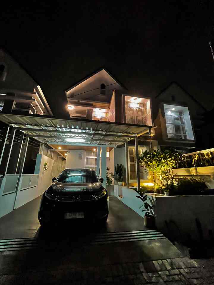 
Fasad Rumah d_houseds Di Malam Hari

Selamat malam tetangga O!house…
Salam dari fasad d_houseds dengan night vibes.. Fasad rumah kami bergaya Eropa modern. Rumah kami menerapkan atap yang tinggi dan miring. Atap miring menjadi ciri khas rumah bergaya Eropa yang membuat tampilan fasad menjadi unik dan estetik. kemudian sentuhan warna-warna terang seperti putih dan abu muda pada bagian fasad membuat kesan moderen dan minimalis. Pada fasad rumah, terdapat beberapa jendela lebar untuk memberikan kesan luas serta membuat cahaya dan sirkulasi udara menjadi baik. Pada bagian depan fasad terdapat taman untuk menambah kesan segar dan cantik. Pada siang hari rumah terlihat cerah dan clean. Pada malam hari kami ingin bentuk rumah tetap terlihat jelas dan memunculkan kesan hangat dan nyaman. Sehingga kami memasang lampu pada beberapa titik fasad rumah. Jadilah night vibes yang hangat dan nyaman. 

#facadeStyle
#FacadeIdeas
#FacadeInspirations
#EropaModern
#ModerenMinimalis
#rumahcluster 
#cimahi
#bandung